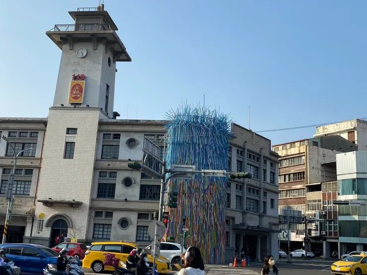 類吸管形狀，組合成彩色的瀑布，引人注目。