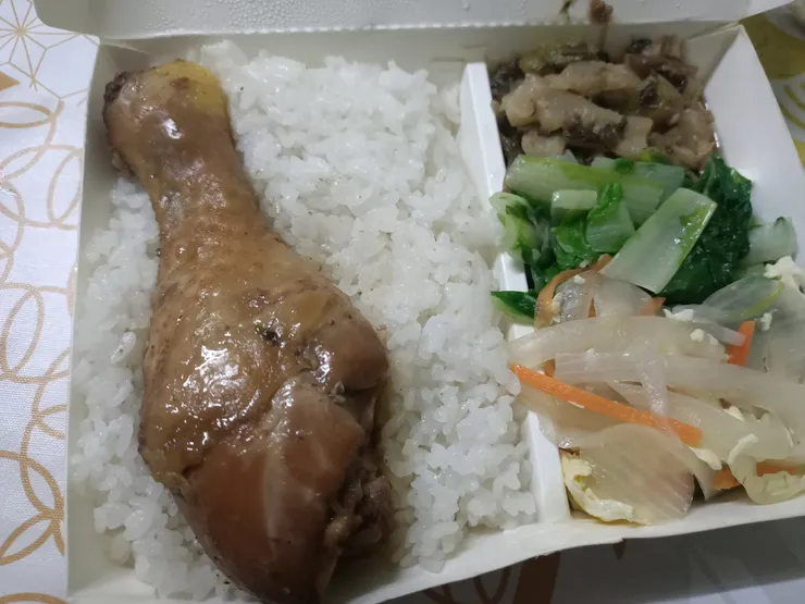 阿婆又把便當給我了