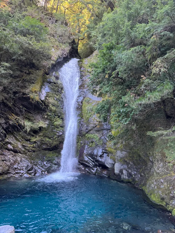 那畫龍點睛的藍寶石，把充滿生命力的中央尖瀑布點綴得猶如天上美景！