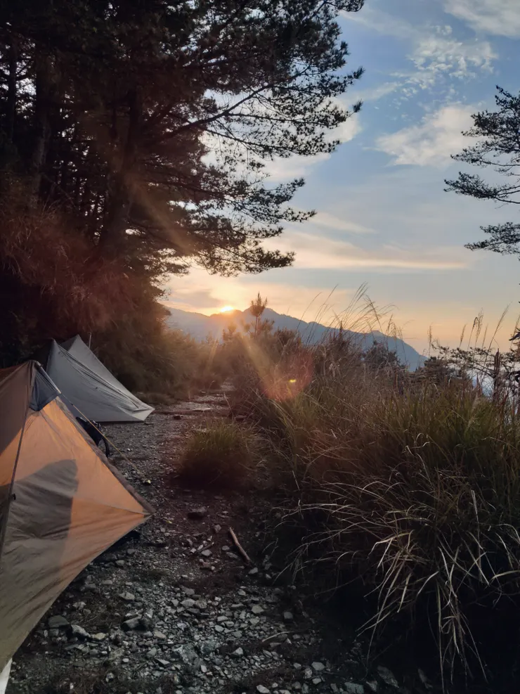 屬於Hiker們的第一個日出，陽光照在兩頂兄弟般的小帳篷，似乎顯得有些可愛。
