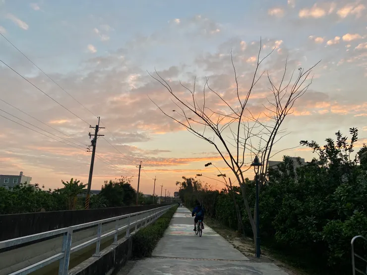 拍照時我也在想,這些雲像什麼?