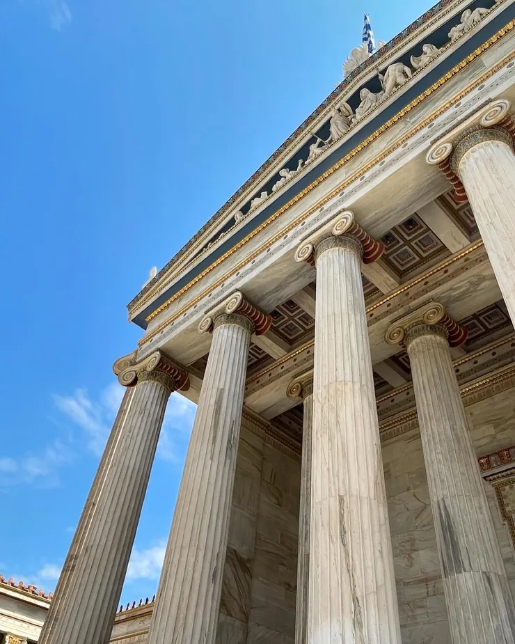 雅典科學院建築繽紛輝煌的愛奧尼柱