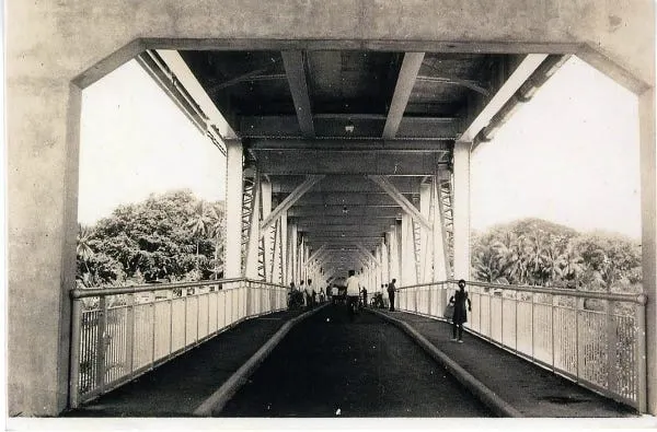 这座双层铁桥建于1957年，与马来西亚一样岁数。如今该桥上层已停用，仅剩下层可供摩哆、脚车及行人穿行。该桥目前依旧巍然屹立在巴生河上，是国内仅存的唯一双层铁桥。