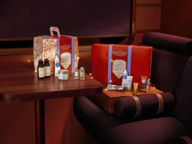 以火車拉門為靈感,包含24項經典明星商品,包裝採用100%紙材,環保可回收。內容物包括銷售破百萬的蠟菊賦活極萃霜、杏仁系列、乳油木護手足等,實用與美感兼具。