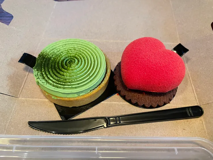 精緻的甜品和塑膠餐具--真誠的文字若遇不好對的讀者好像就是醬