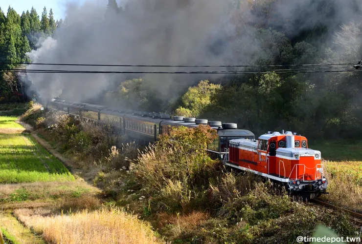 平常SL磐越物語號都是由蒸汽機車獨力運轉，但這天後方難得加掛輔助機車
