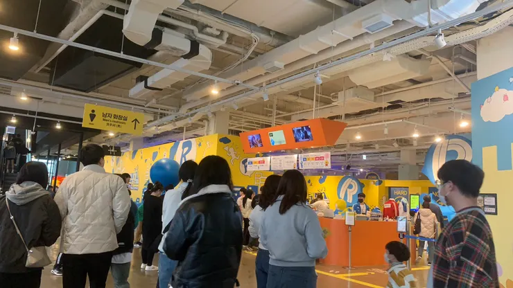 現場購票的人不少。