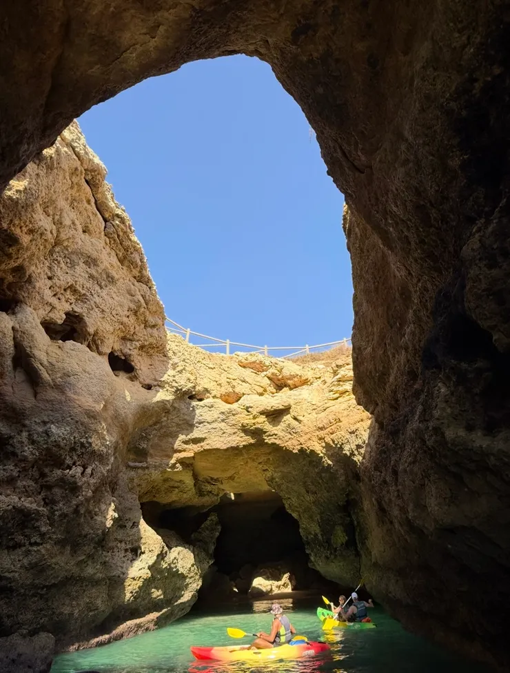 划著立槳或獨木舟的都可以任意自由的穿梭在自己喜歡的洞穴裏