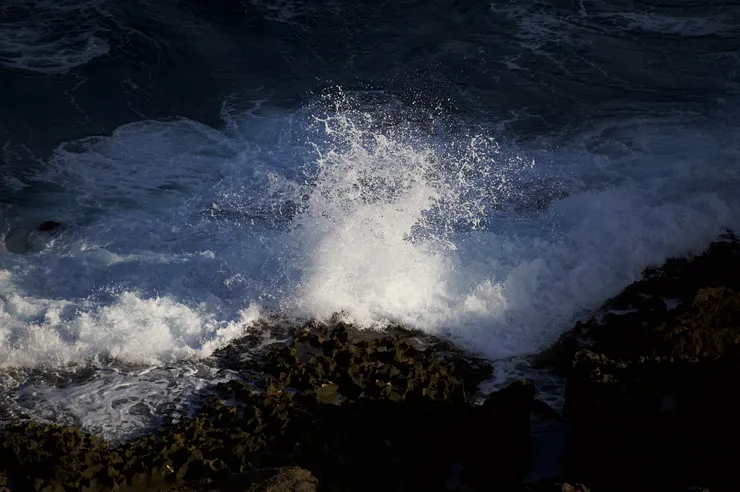 海浪與岩石，激盪出充滿力量的一幕。
