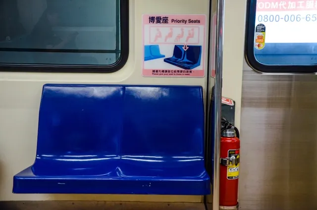 博愛座爭議的背後，凸顯出台灣兩代人對於「助人」的觀念差異。圖為台北捷運博愛座(圖源:Shutterstock)。