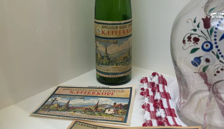 Hansi 設計的酒標,Kaefferkope 是阿爾薩斯最年輕的 Grand Cru,2007才確立。