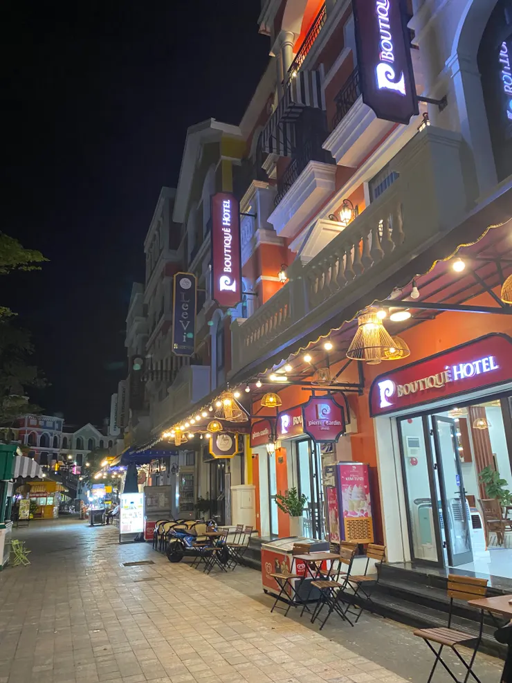 運河旁邊的商店街