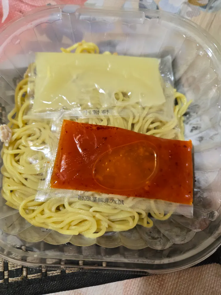 兩包醬量都蠻多的，拌麵很剛好