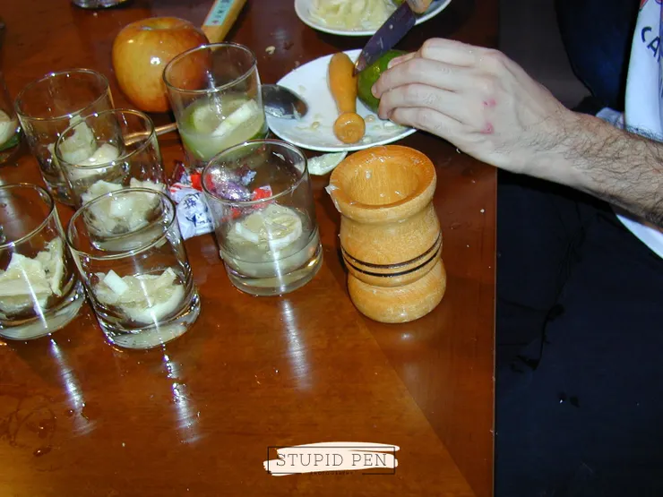 巴西夥伴正在製作 Caipirinha