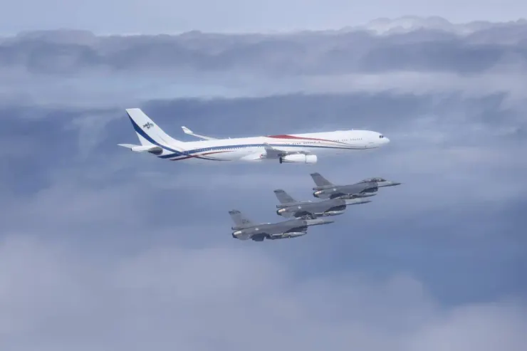 ▲總統賴清德搭乘史瓦帝尼專機進入我國飛航情報區後,空軍派遣F-16V戰機實施護航伴飛。(圖/軍聞社提供)