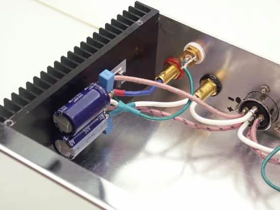 裝箱,內部線路佈置(在製作SK3875時,忘了拍內部圖片,這是 LM675,但內部接線一模一樣, ,頂一下)比較需一提的是,Ground 是從電源箱 Ground → Speaker 負端 → 濾波電容 Ground,這樣 的排列,只是為了方便施工及縮短接線, 通常 Ground 的佈線有 Star 及 Bus 等多種方式,不同的 Ground 佈線方式對聲音有無影響?肯定有影響,大家不妨多試試幾種方式(細心的網友可能會發 現,咦?迴授電容怎麼不見了?答案是,搞 LM675 時,我是採取無迴授電容的放大電路)