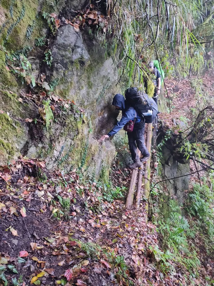 北霞山傳統路上，僅固定住兩端的竹吊橋，在時有落石的岩壁下方顯得更加脆弱不堪。