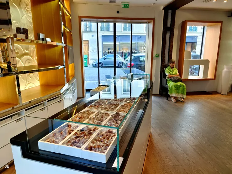 【雅克傑南把水果糖當精品賣！老婆街頭走乏了，在一張坐椅上閉目養神。】