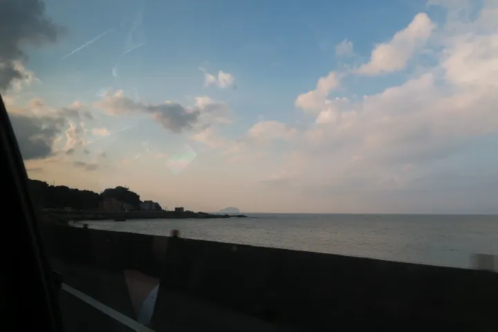 從車裡往外看海景，遠處的小島就是基隆嶼