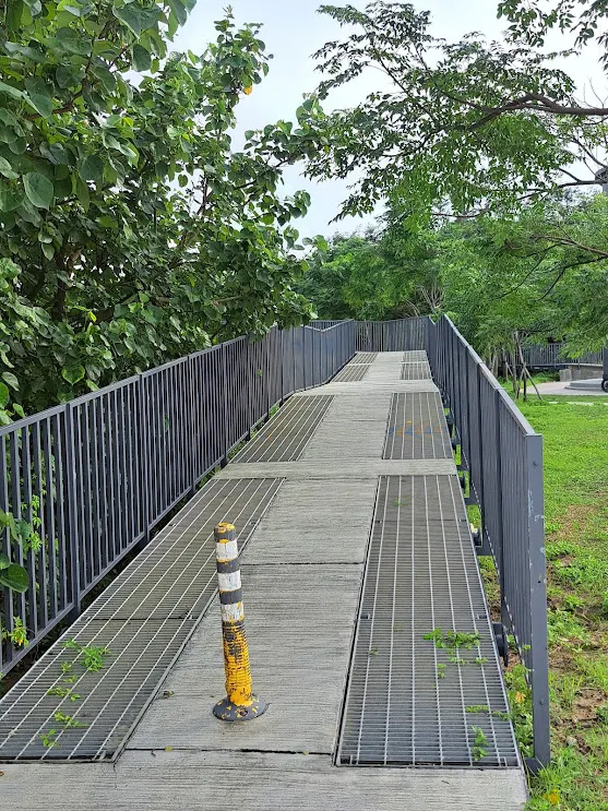 繞建築物一圈的步道