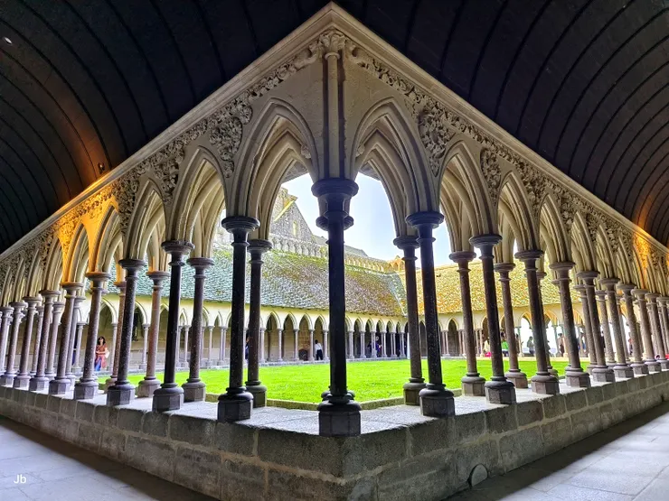 【迴廊不見修士沉思惟聞遊客讚聲！令人嘆為觀止的修道院迴廊，到處都很好拍。】