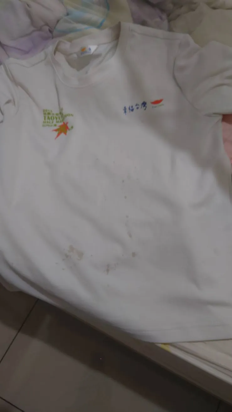 正面好幾塊汙垢