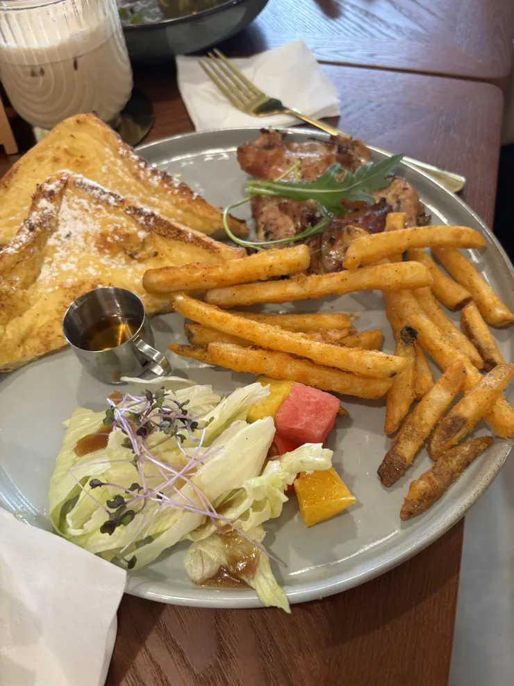 法式奶油蘑菇吐司義式烤雞 NTD330 附餐飲料：冰拿鐵