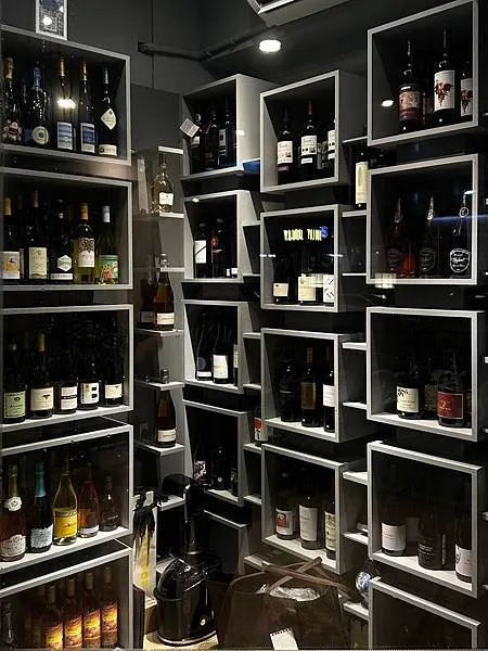 台北松山區時尚餐酒館｜藍色大門後的時髦 Bottless 非