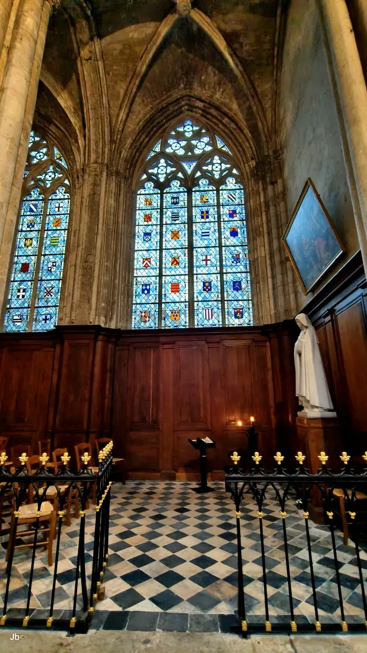 【要光有光彩色玻璃窗令人嘆嗟 仰之彌高無數拱柱連環接穹頂 祭壇與旁廳没繞完腦袋已打結】