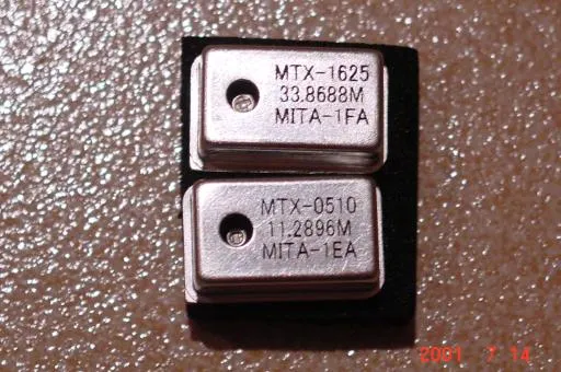 這是此次改裝的主角,日本三田電波製-溫度補償型石英振盪器(TCXO),頻率誤差分別為 +/- 1.0ppm(0510型)與 +/- 2.5ppm(1625型)。1625 型定價日幣 4,000