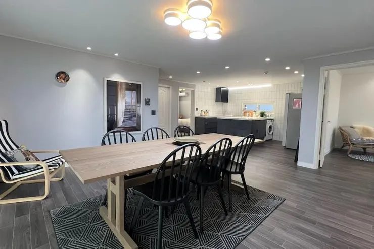 潔淨明亮的用餐空間和開放式廚房