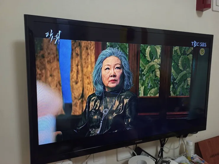 電視畫質很好XD 好像正在播On檔劇"惡鬼"