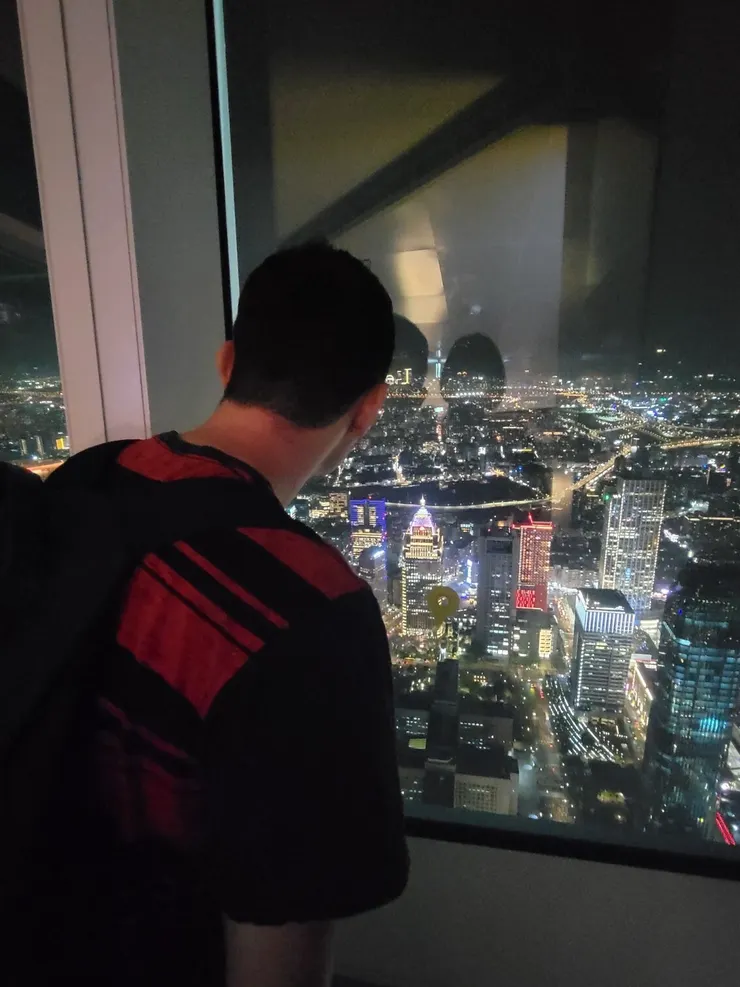他抵達台北101後就一直看一直拍