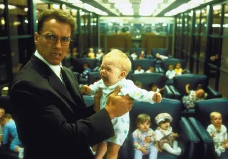 似乎暗示了男性對照顧嬰兒的恐懼與無助，同時可能也表示將來男主會有自己的孩子