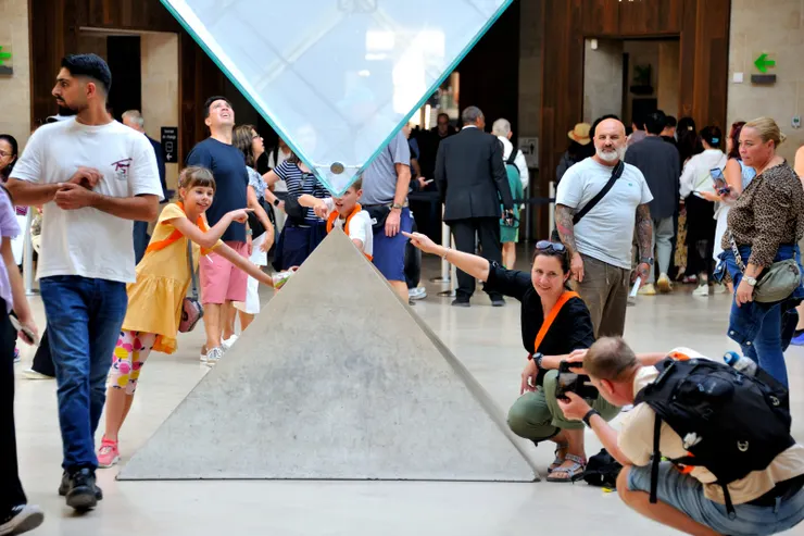 【收藏龐大時不我予且觀眾生百態 館前廳倒金字塔下徘徊頗不甘心】