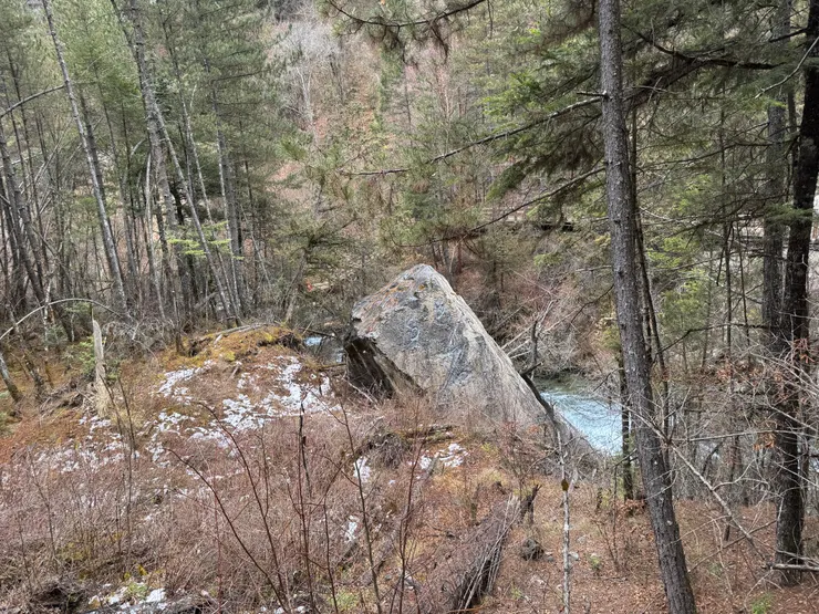 景區特地留下這塊崩落的巨石，以紀念2017年的大地震。