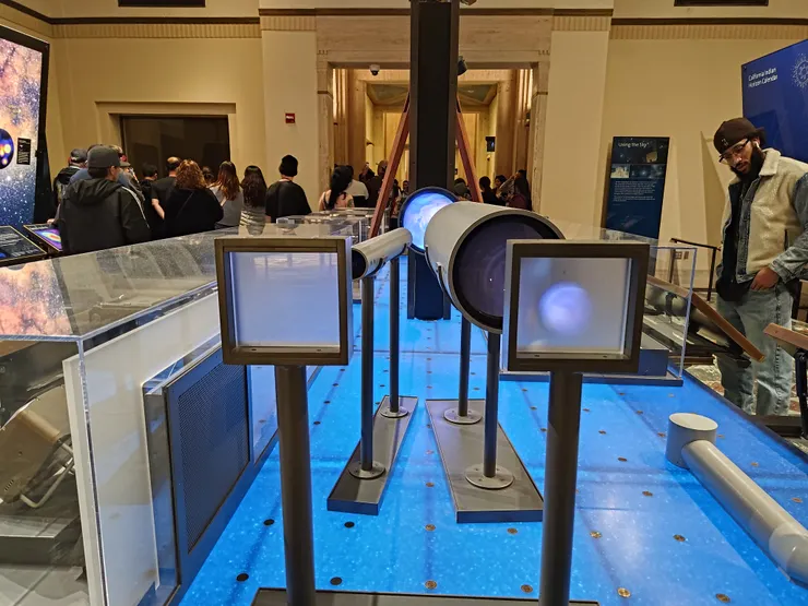 展廳一隅:直徑較大的透鏡能匯聚較多光芒