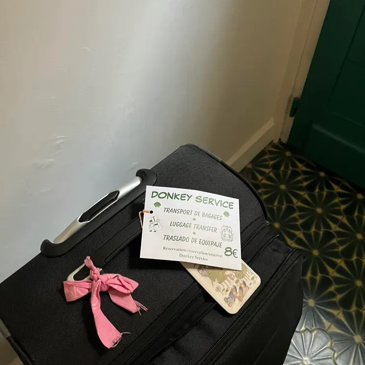 後面還有旅行，帶著行李箱，全程寄送