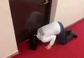 趴在地上聞菸味的徐巧芯