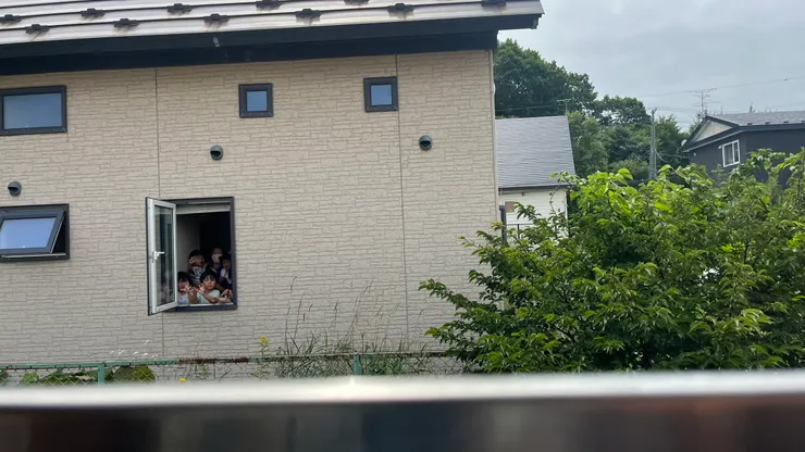 沒有玻璃讓人的距離更近了。