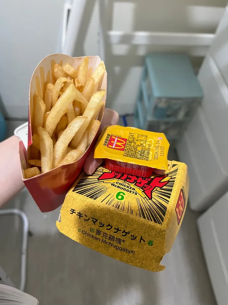 老樣子辣味麥克雞塊跟沾醬。