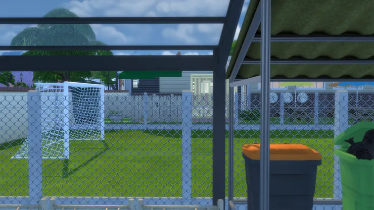 放心，這邊也有鐵絲網周全保護，球不會打到單車和垃圾桶。