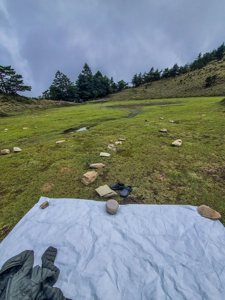 找了幾塊石頭做成了石階通到湖岸邊