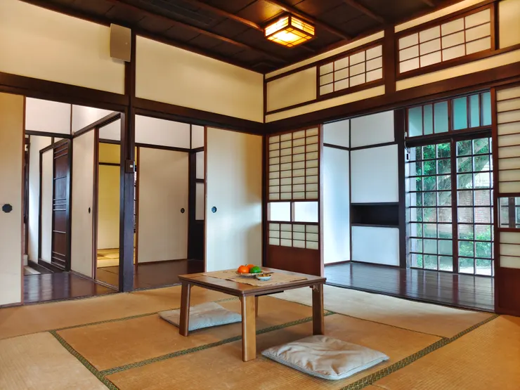 座敷（客廳）。盛夏之時，如果開冷氣，才會拉起緣側的格子窗。