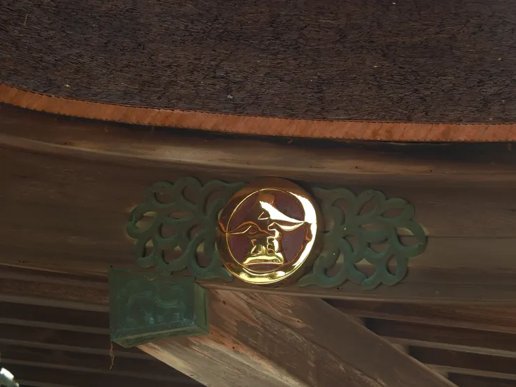 金字標記的屋簷