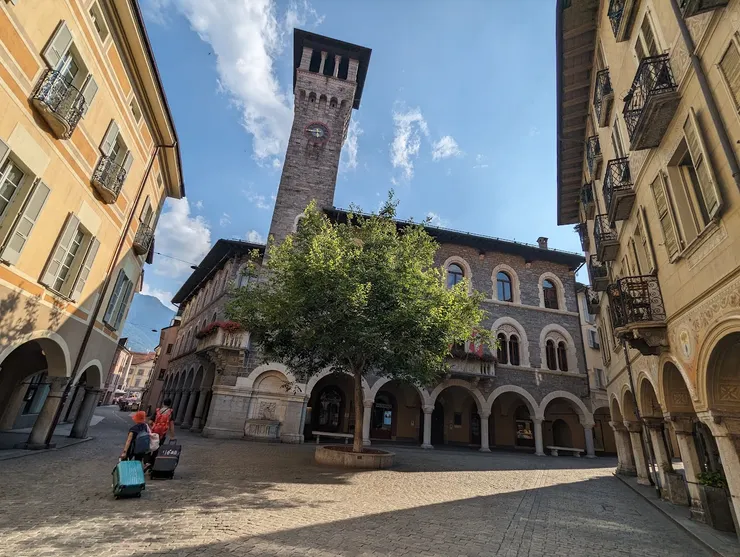 灰色的建築是Bellinzona市政廳