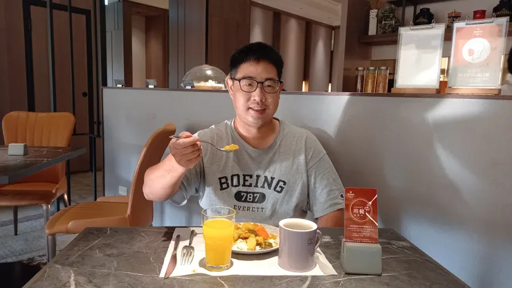 我在台中福華大飯店享用早餐!陽光灑進餐廳好美!