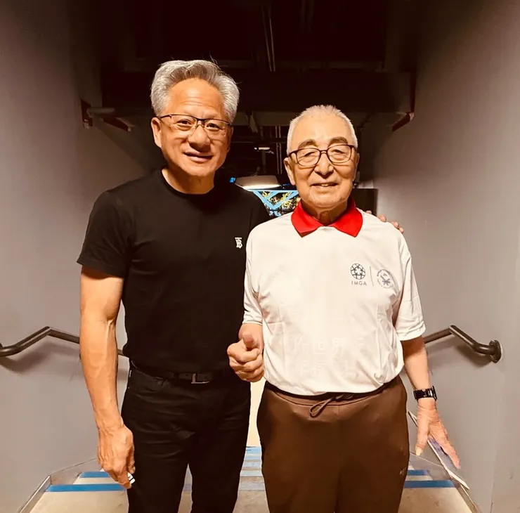 104 歲的林永茂（右）跟輝達創辦人黃仁勳（左）