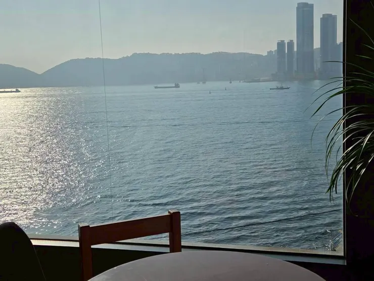 因為太陽太大沒坐在窗邊，但趁沒人時拍了張照。