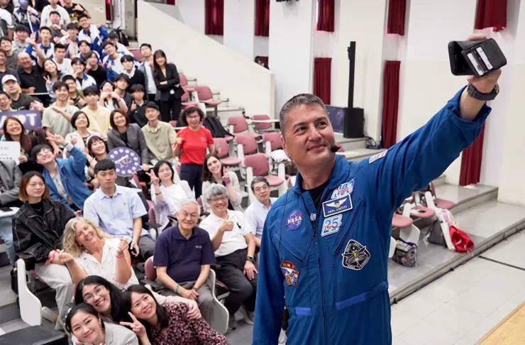 台裔NASA太空人林琪兒醫師於中央大學演講後，與現場熱情師生大合照自拍。TaiwanPlus 隨行記錄下這場啟發無數年輕學子的星際對話。